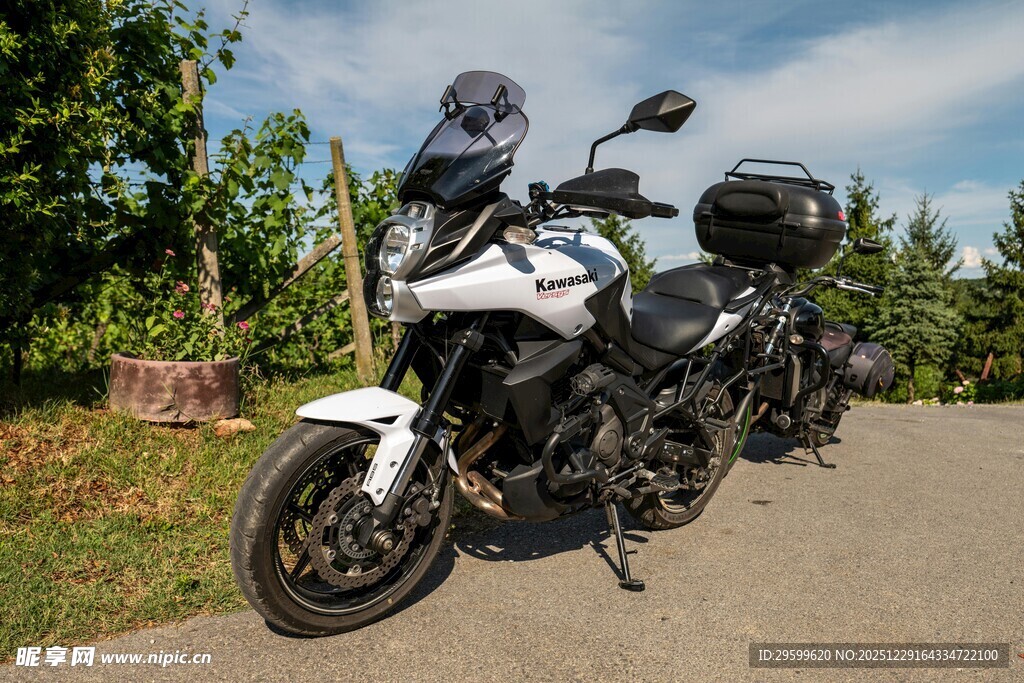 公路旁停放的帅气摩托车