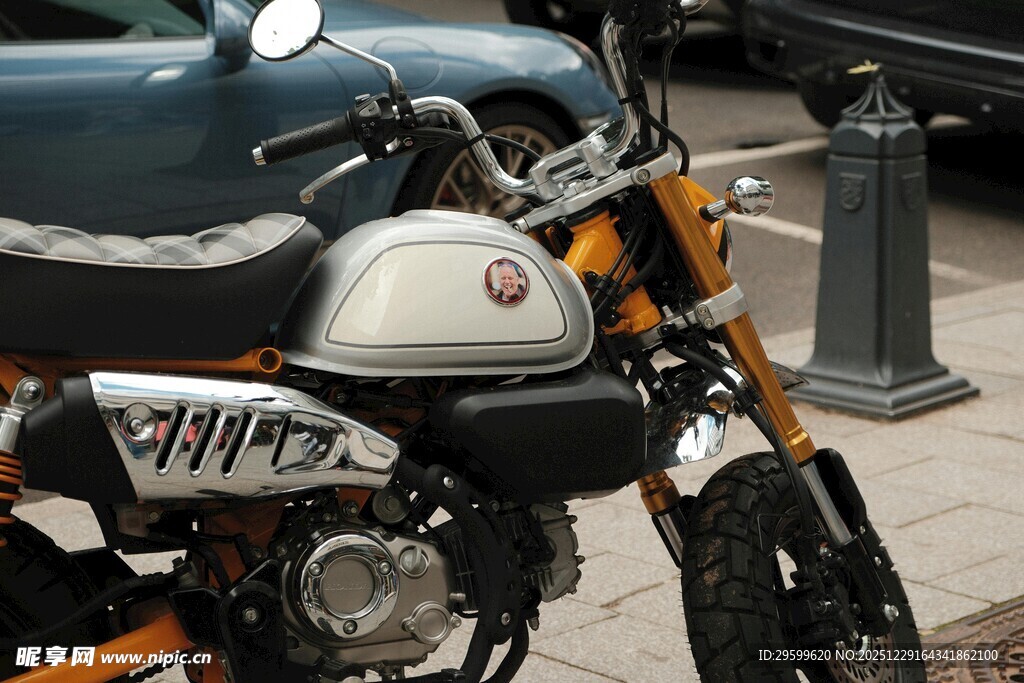 复古摩托街头停放