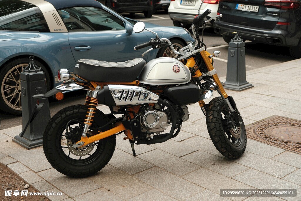 复古摩托车停于街道旁