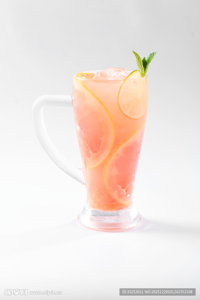 粉色冰饮配柠檬片装饰