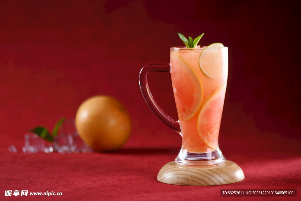 粉色果饮配橙片与薄荷叶