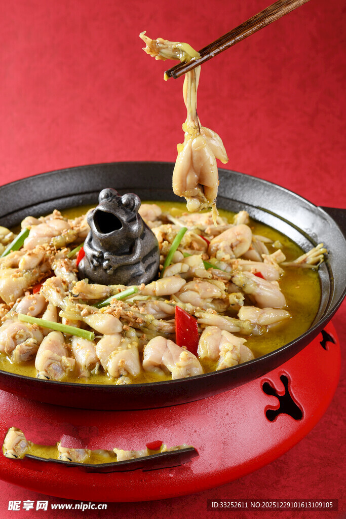 美味泡椒牛蛙热气腾腾