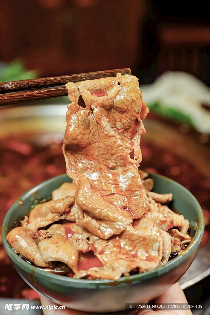 诱人美味牛肉被筷子夹起