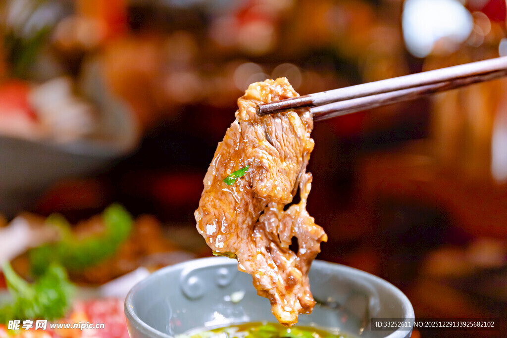 筷子夹起的美味牛肉