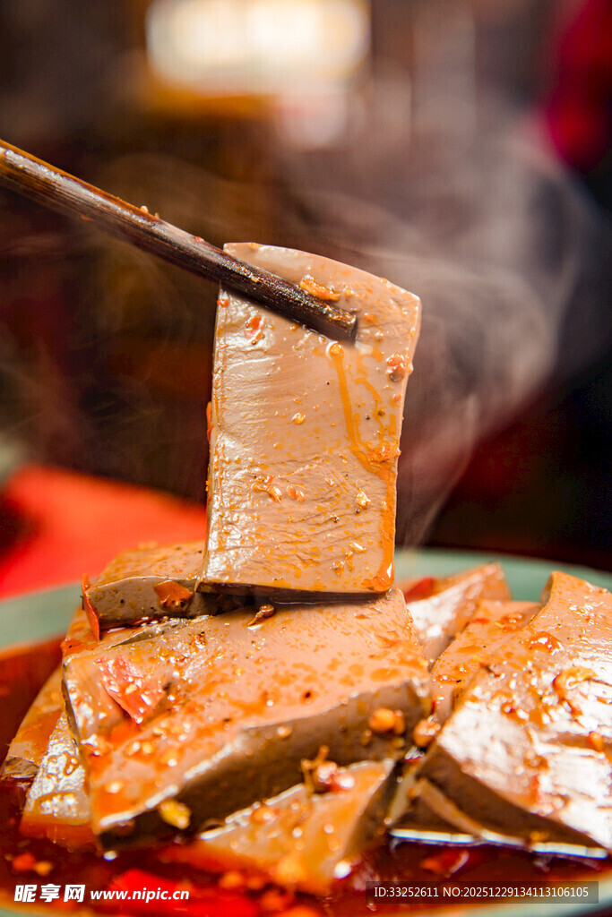 筷子夹起的鸭血