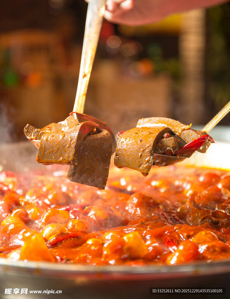 美味鸭血正被夹起