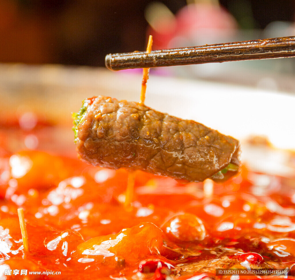 筷子夹起的美味牛肉卷