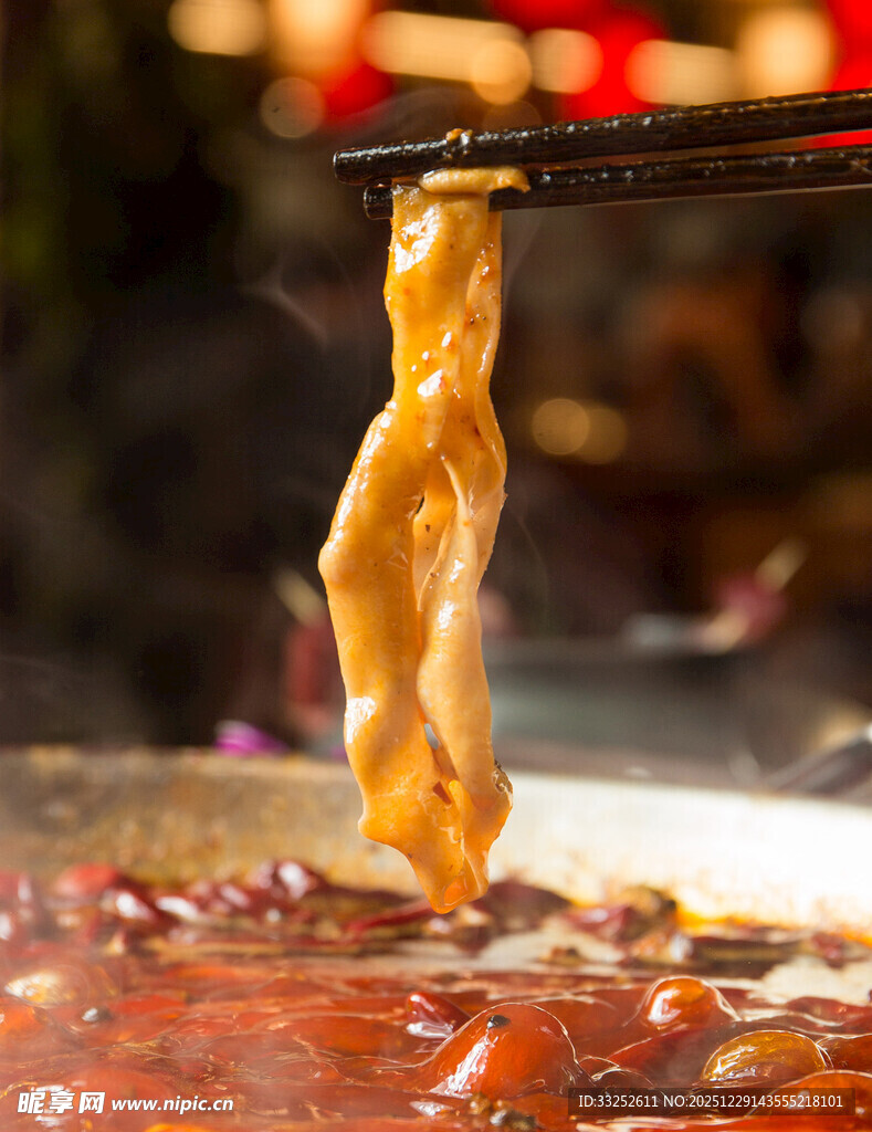 筷子夹起的鸭肠