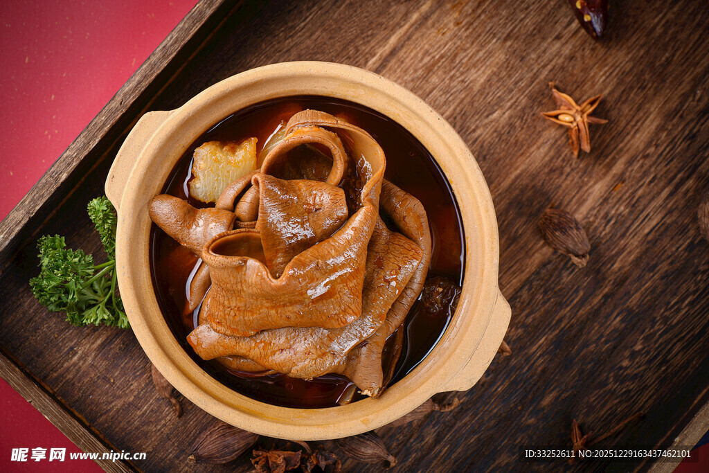 砂锅中的美味卤牛杂