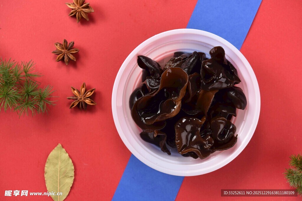 碗中黑木耳 佐以香料点缀