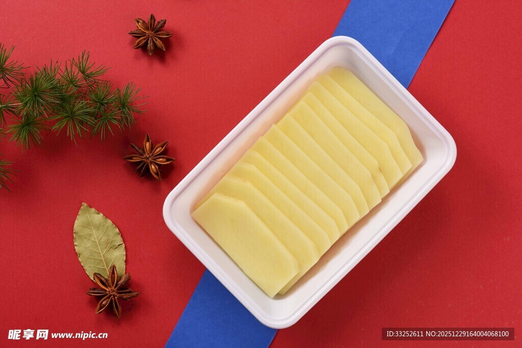 方形盘中的美味土豆