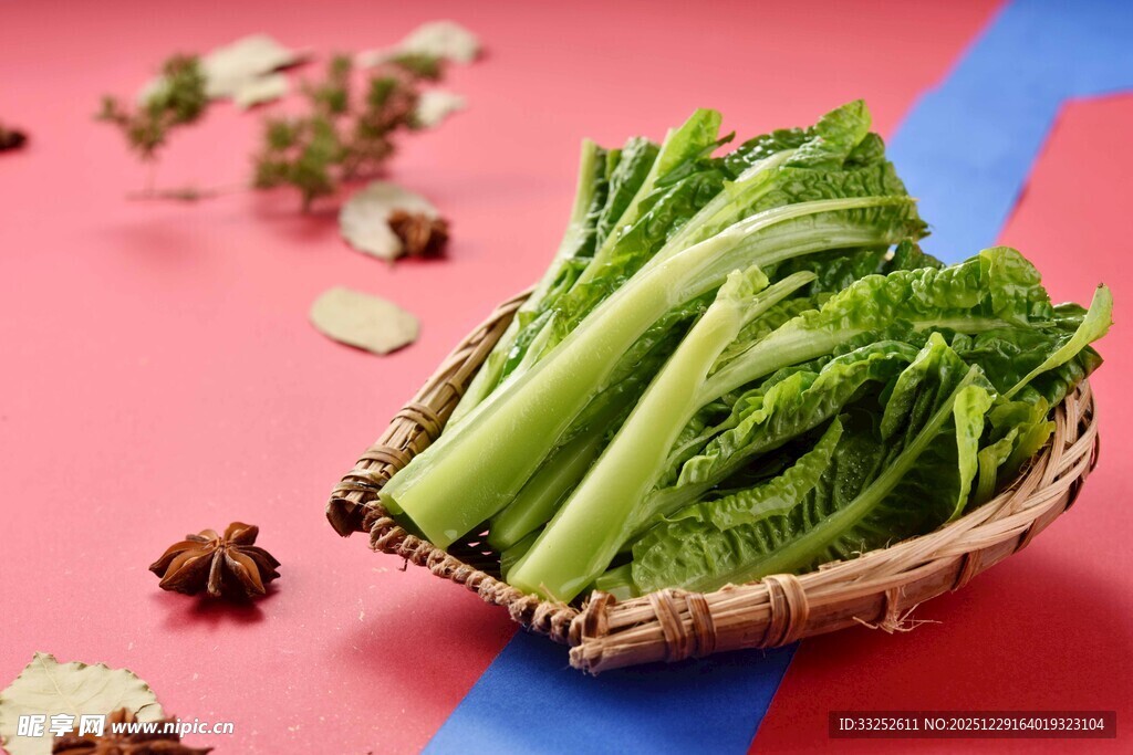 竹篮中的鲜嫩莴笋
