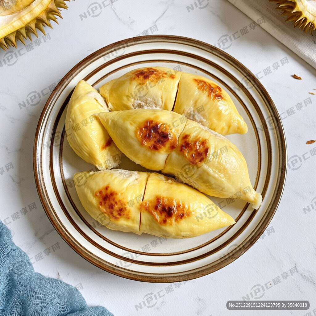 放在半盘子里烤的榴莲果肉