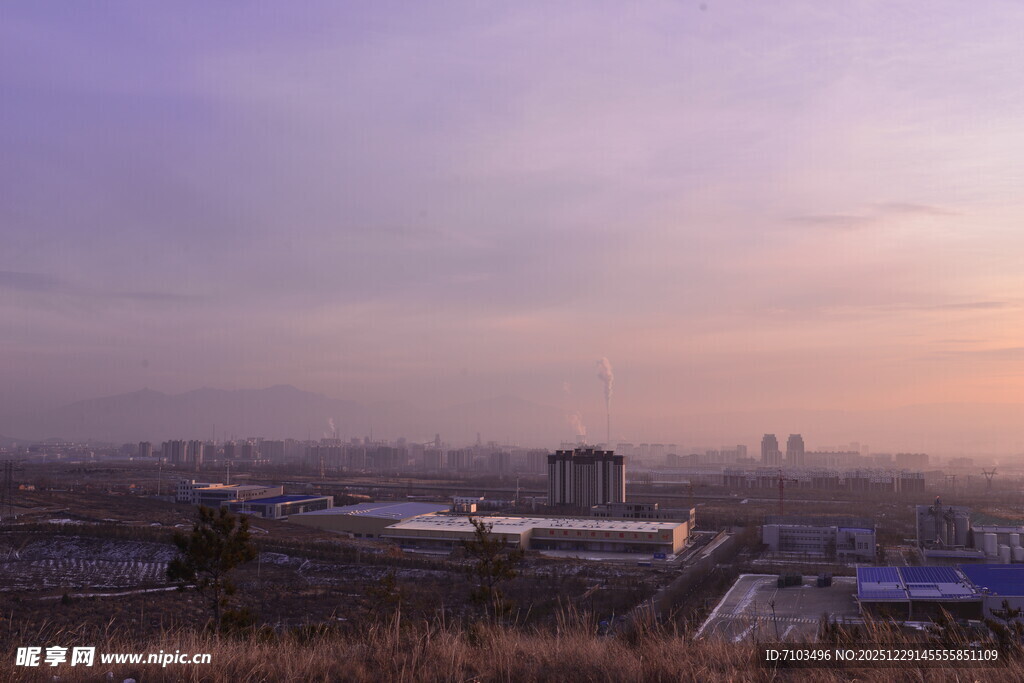 黄昏下的城市远景