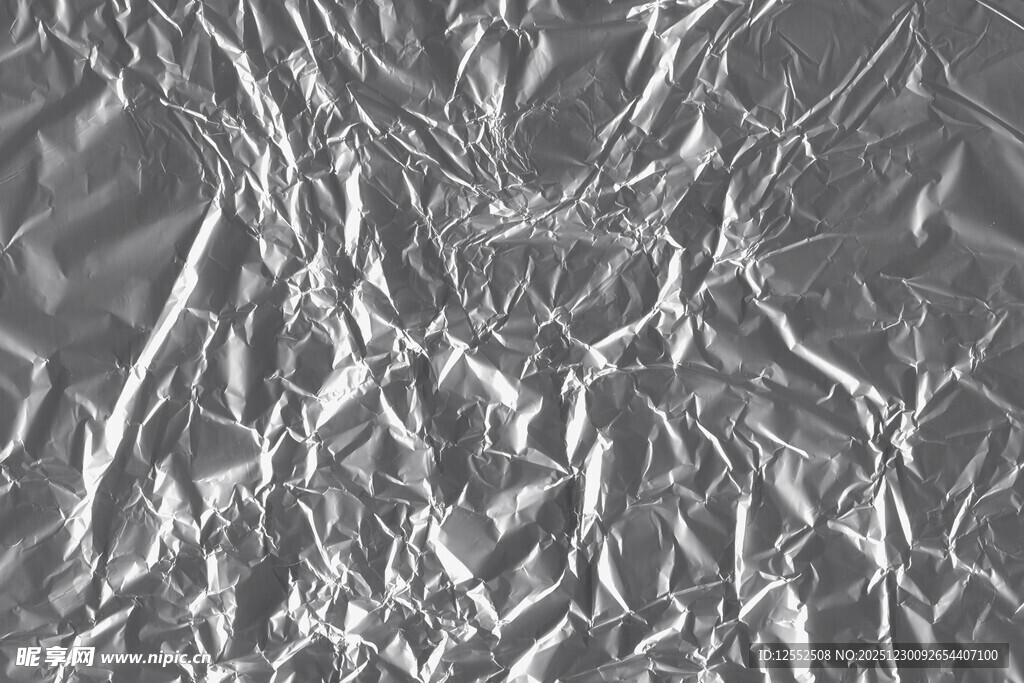 皱巴巴的银色铝箔纸
