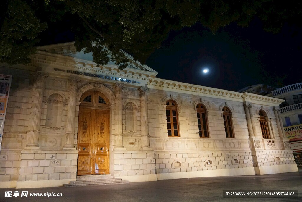夜晚古老建筑的静谧之美