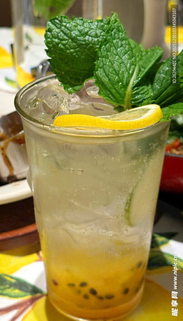 薄荷柠檬气泡饮品特写
