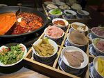丰盛火锅食材摆满一桌