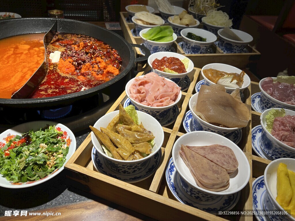 丰盛火锅食材摆满一桌