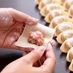 手工包饺子瞬间