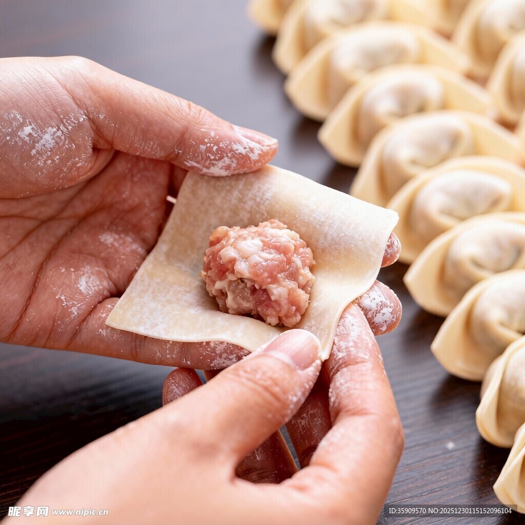 手工包饺子瞬间