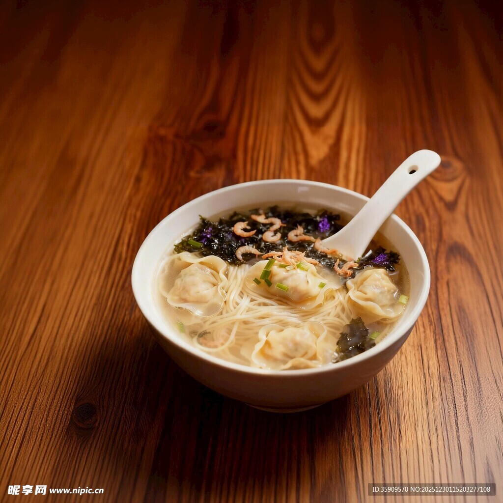 木桌上的美味馄饨