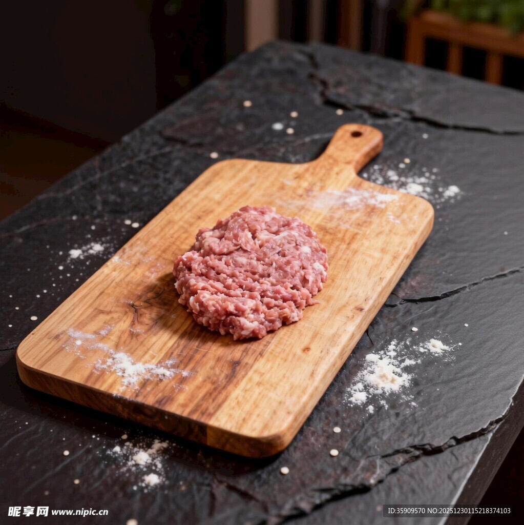 砧板上的新鲜碎肉