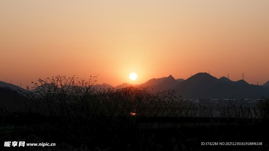 夕阳下的山峦美景
