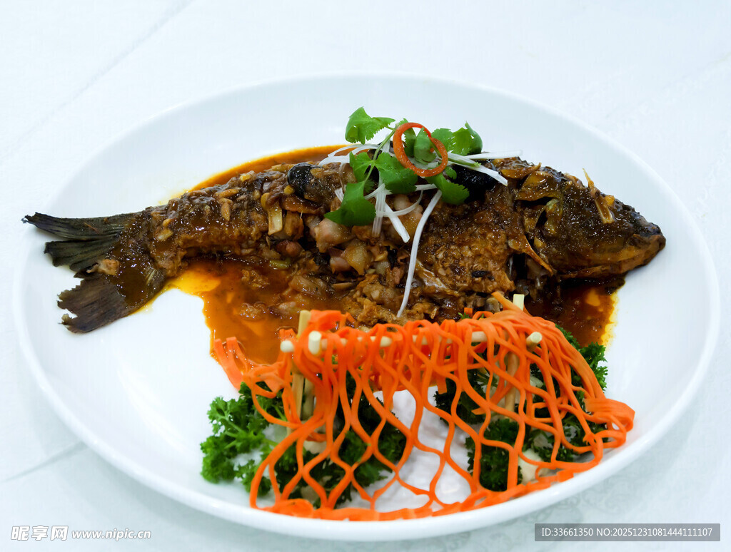 红烧鲫鱼配胡萝卜丝