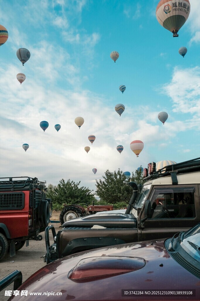 空中热气球与地面车辆景观