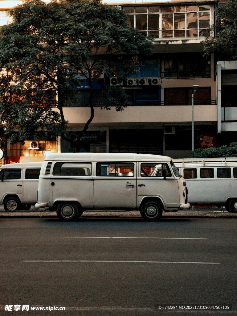 街道边停放的白色复古面包车