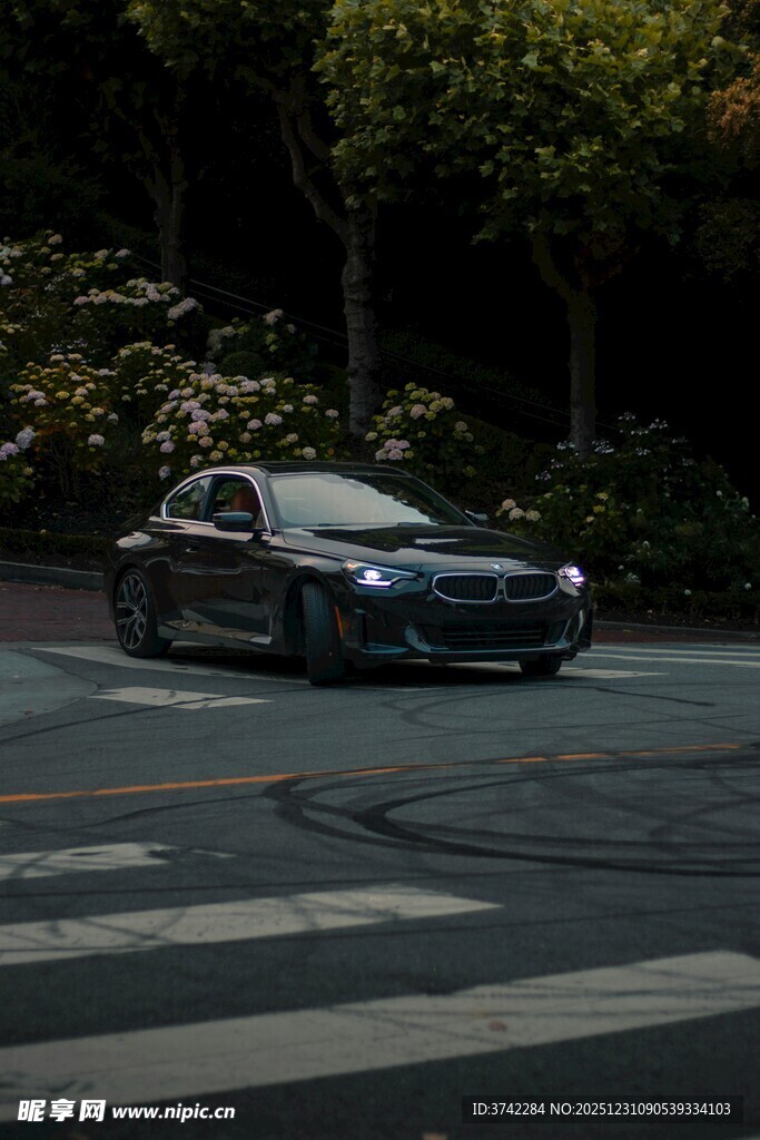 街道边停放的深色轿车