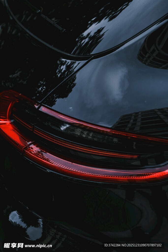炫酷黑色汽车尾灯特写