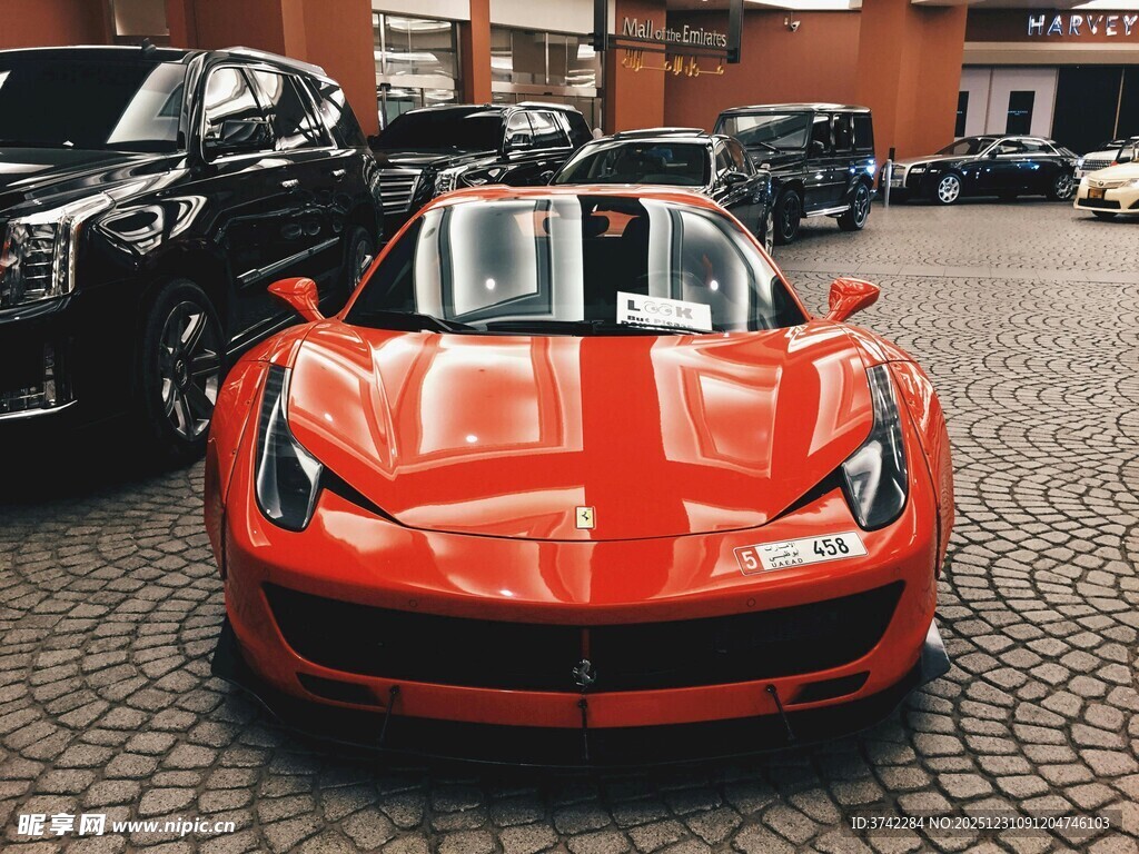 红色炫酷跑车停在户外