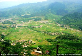 俯瞰山下村庄
