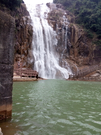 奔腾而下的龙归寨瀑布