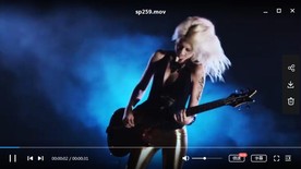 女电吉歌手风中摇摆