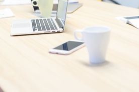 公司开会讨论培训场景