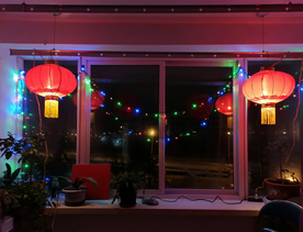 春节大红灯笼与彩灯