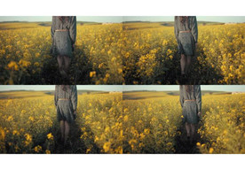 在盛开油菜花美女走过的女孩