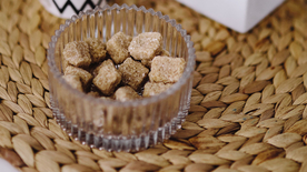 香甜的咖啡伴侣方糖图片