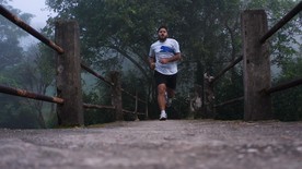 男人迎面晨跑跑步的视频素材