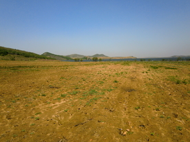 远山湖泊与农田