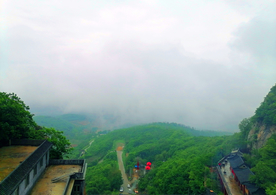 登山远望一览众山小