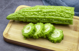 案板上的苦瓜摄影图