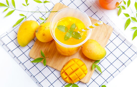 新鲜鲜榨的芒果汁