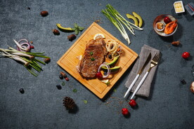 案板上的牛排美食