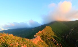 沐浴晨光的山脊