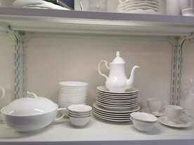 白色瓷器茶具茶壶和瓷碟