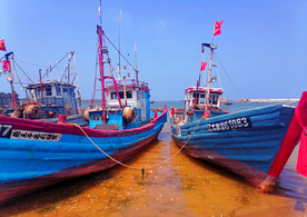 停泊的渔船特写